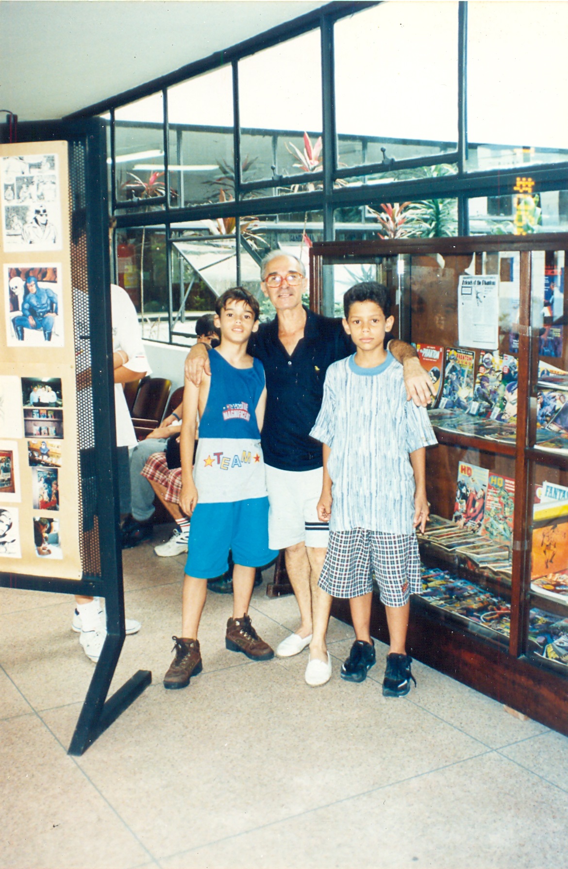 Edson Sespede e seus netos, Yuri e Uriel na Gibiteca, na Vila Mariana. Nesse dia, acontece a exposição Edson Sespede sobre o personagem Fantasma.