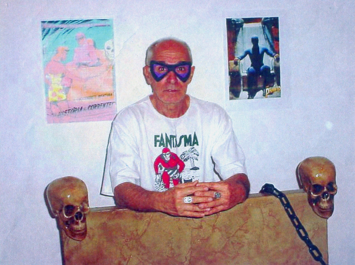 Edson Sespede em sua casa, onde construiu uma réplica do trono do personagem Fantasma