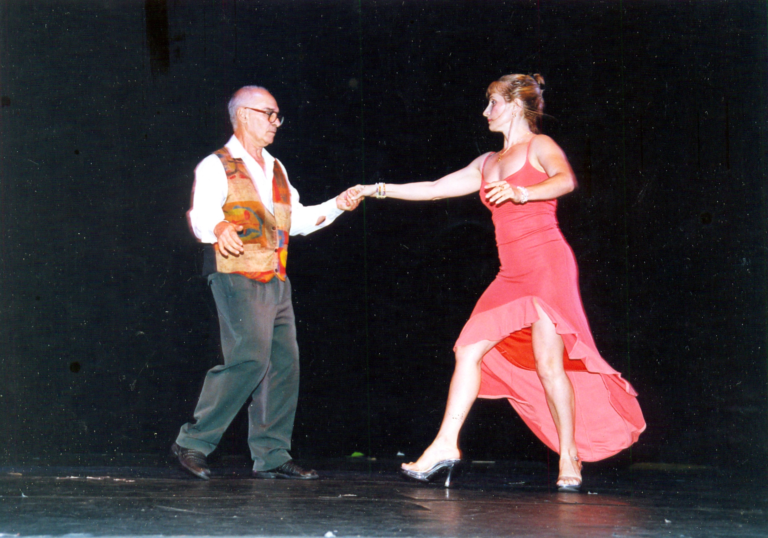 Edson Sespede e Sueli, aluna e parceira de dança, numa apresentação de bolero em um teatro da Mooca.