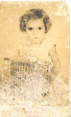 Maria do Socorro com uma sanfona na mão. A foto foi tirada pois o sonho de seu pai era que a mesma fosse musicista.