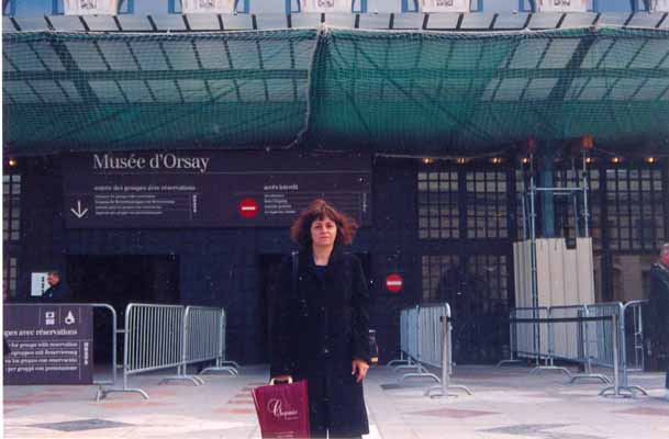 Maria do Socorro em frente ao Museu de Orsay