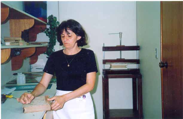 Maria do Socorro no Banco Safra trabalhando em um lobby de restauro