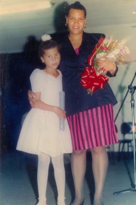 Realizada no Paço Municipal de Osasco em um sábado de novembro. Maria Helena recebeu as flores da filha, Ana Paula, e foi aplaudida por toda a classe.