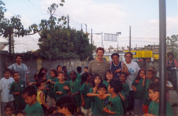 Naifa, Maria Helena e Carmem com as crianças da creche haviam chegado do evento 