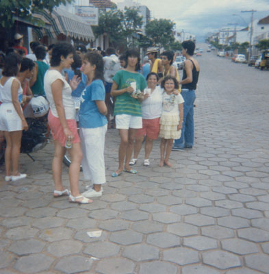 Foto tirada durante feriado de carnaval em Ibiá, MG, na porta da mineira, em frente ao clube, após o matinê de carnaval