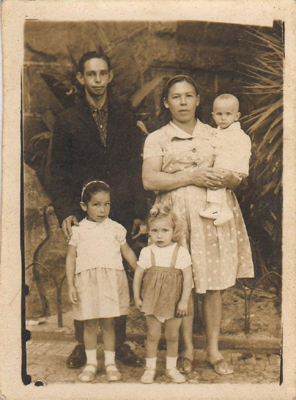 Rosa quando criança, em passeio com a família pelo centro da cidade de São Paulo. Esq. Dir: José Gabriel (pai), Maria da Rocha (mãe), Rosa, Maria (irmã) e João (irmão)