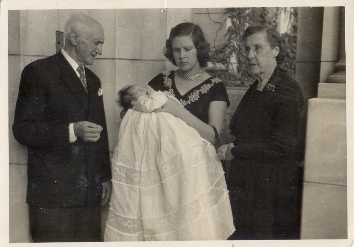 Batizado de Eugenia aos quarenta dias de idade. Ela está no colo de sua mãe, Thereza Godoy Zerbini e nas laterais estão os avós Eugenio e Ernestina Zerbini. A fotografia foi tirada na Igreja dos Dominicanos, em Perdizes, e foi uma homenagem da mãe aos avós paternos italianos. Eugenia recebeu da avó o vestido que usa.