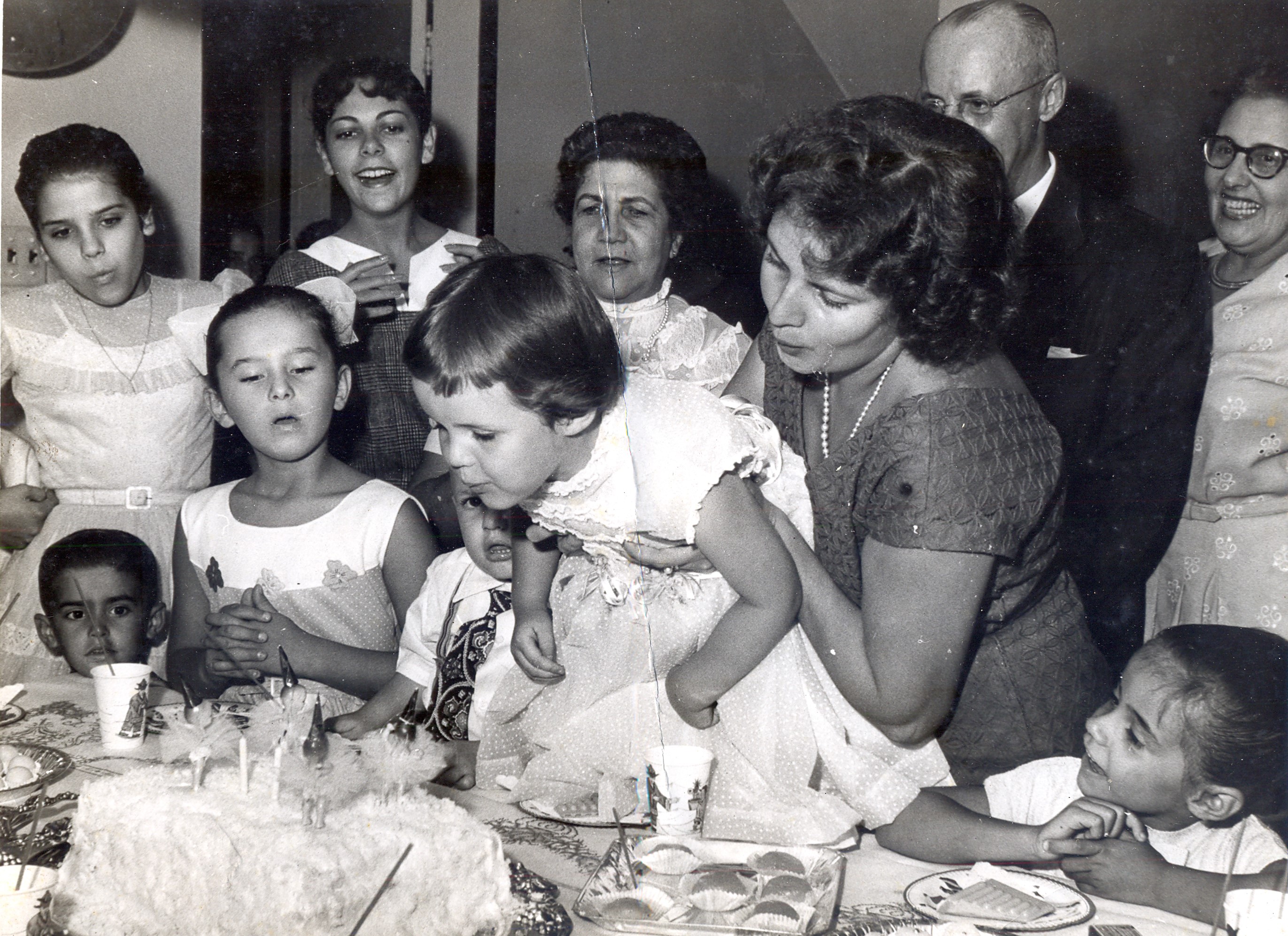 Aniversário de quatro anos de Eugenia (ao centro, no colo da mãe) em uma casa no Pacaembu.