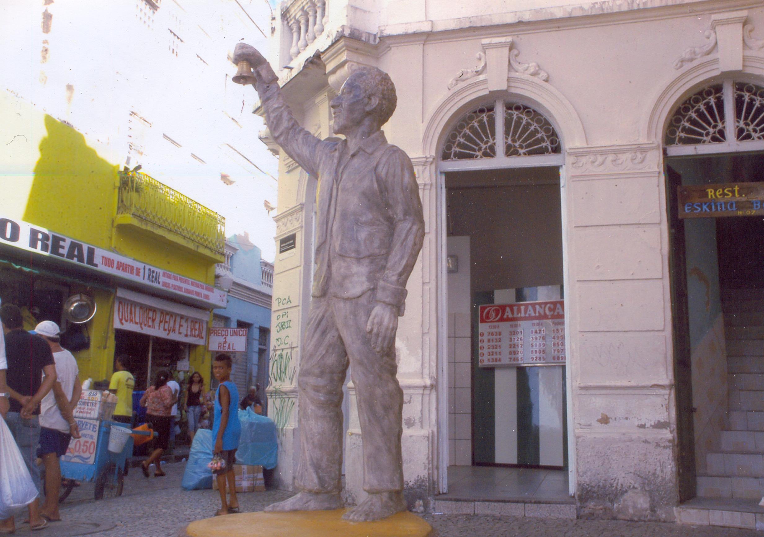 Estátua de Solano Trindade, pai de Raquel, localizada no Embu.