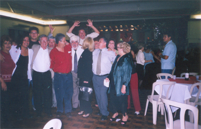 Amigos que participam do Conjunto Folclórico QuinchamaLí posam para foto após uma apresentação na Casa de Portugal, localizada no bairro da Liberdade, em São Paulo. O grupo foi fundado em 1985 e tem a missão de divulgar a cultura chilena através de músicas e danças folclóricas.
