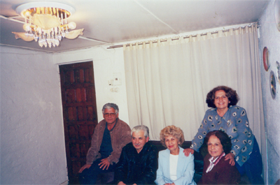 Rosa e os irmãos em visita ao Chile, na casa da mãe. A única fotos de todos juntos. Esq.-Dir.: Julio, Tomas, Rosa, Ruth, Cecilia.