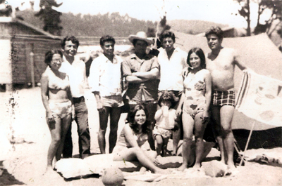 Rosa, marido e família acamparam na praia de Dichato, em Concépcion. Rosa estava grávida de três meses de seu primeiro filho.