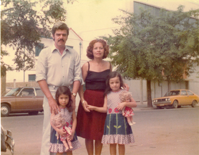 Rosa, marido e filhas na Av. Prof. Celestino Bourroul, no bairro do Limão, em São Paulo. A fotografia foi tirada poucos meses após chegarem ao Brasil, na primeira rua onde moraram.