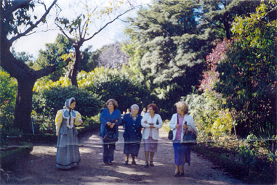 Rosa, mãe e irmãs em uma visita guiada ao Parque de Lota, no Chile. Foi uma das últimas vezes que as filhas passearam com a mãe, falecida em 2001. Esq.-Dir.: guia, Cecilia, Mirtola (mãe), Ruth e Rosa.