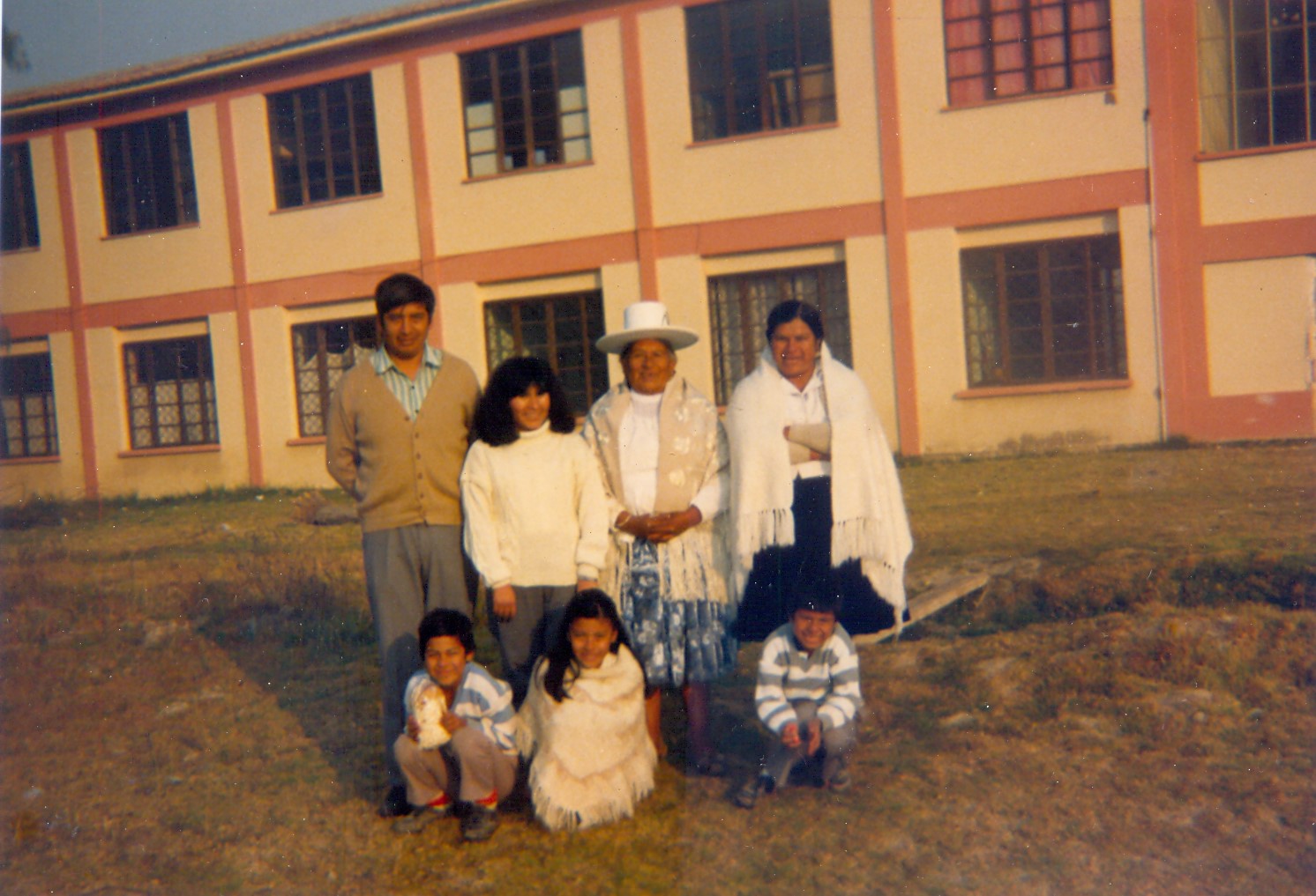 Família de Asunta posa em frente ao colégio de seus sobrinhos. Esq.-Dir.: Santiago (irmão), Nancy (irmã), Juana (mãe), Carmen (cunhada), José, Estela e Ruben (sobrinhos).