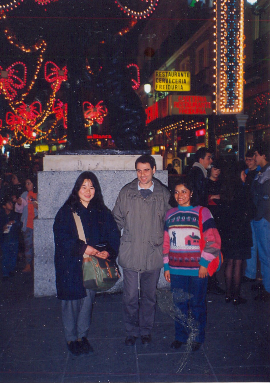 Asunta em sua primeira viagem a Madri, junto a sua amiga japonesa e seu amigo suíço.
