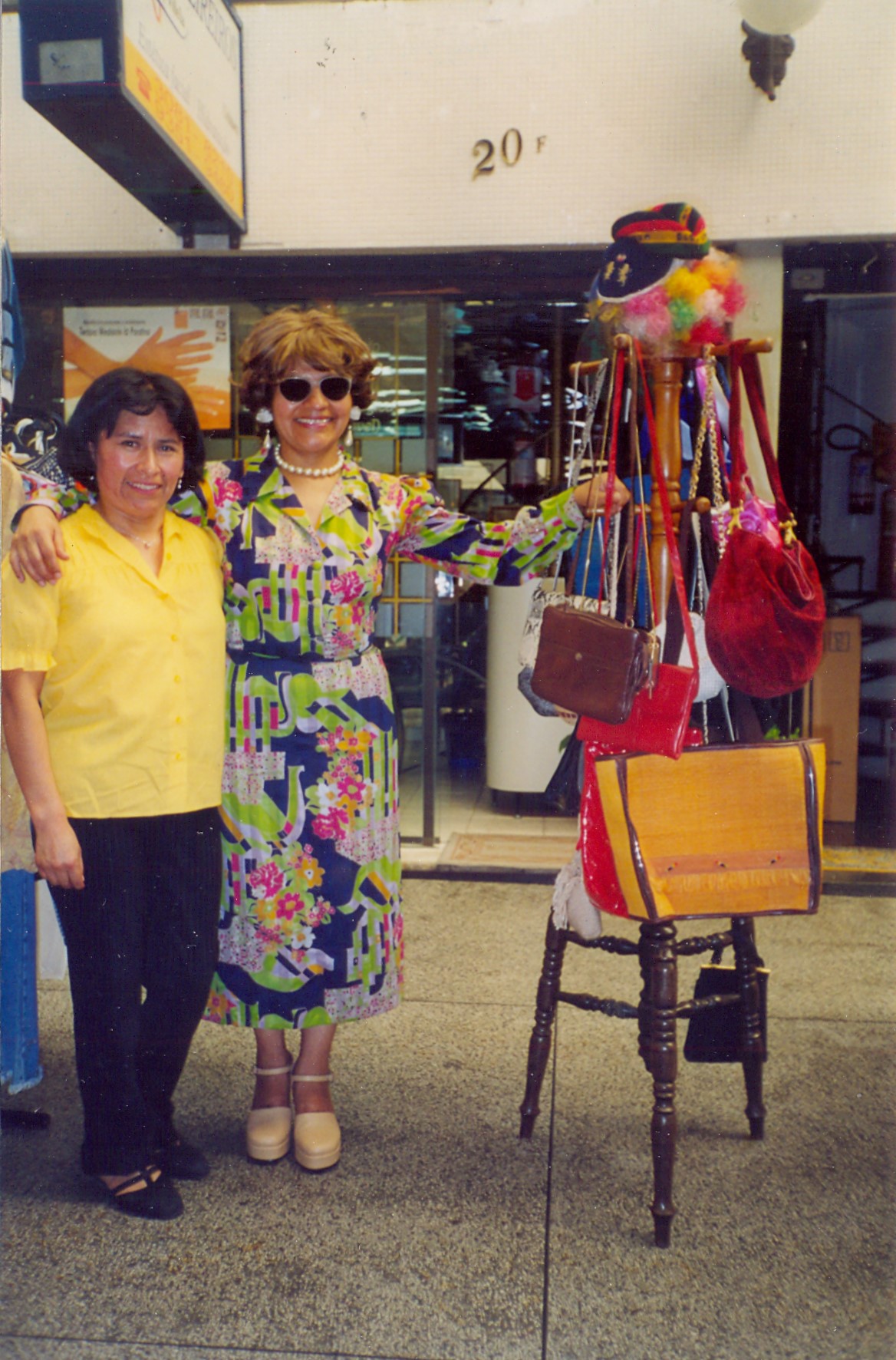 Asunta e a irmã Nancy vestidas com roupas de época em frente ao brechó onde trabalhava, na Rua Augusta.