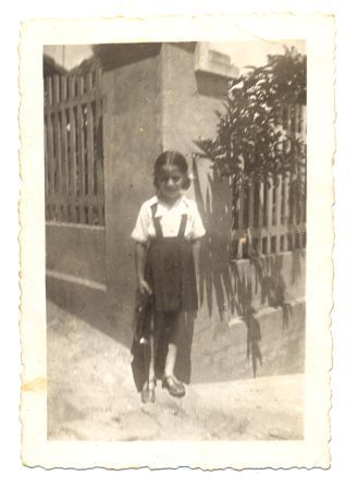 Thereza no quintal da casa onde morava, aos sete anos. Seria o seu primeiro dia de aula.