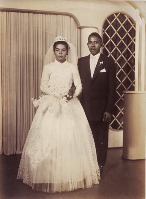 Pose para foto de casamento em dezembro de 1959 (Esq. Dir.) Maria Aparecida da Silva Francisco e Antenor Francisco