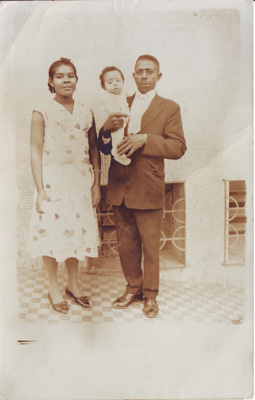Casal segurando um bebê. (Esq. Dir.) Maria Aparecida da Silva Francisco; Agostinho Francisco (bebê) e Antenor Francisco