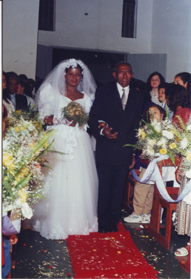 Foto de casamento de sua filha Elaine  junto com convidados