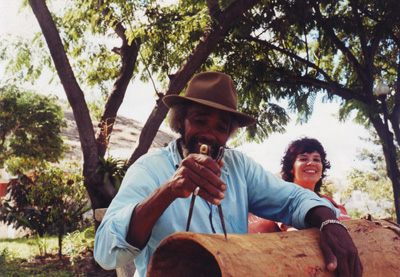 Mestre Antonio dando uma oficina no Festivale em Pedra Azul, MG