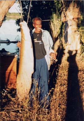 Adalton (pai de Roberta) posa ao lado de um peixe que pescou no rio Araguaia. Fotografia tirada na época em que Roberta estava se mudando para o Mato Grosso.