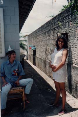 Roberta grávida de Henrique, na casa onde morava, em Campinas. Ao lado está Cássia, trabalhando com sua mãe no Bia Drinks, 1992. historia: Roberta grávida de Henrique, na casa onde morava, em Campinas. Ao lado está Cássia, trabalhando com sua mãe no Bia Drinks, 1992.