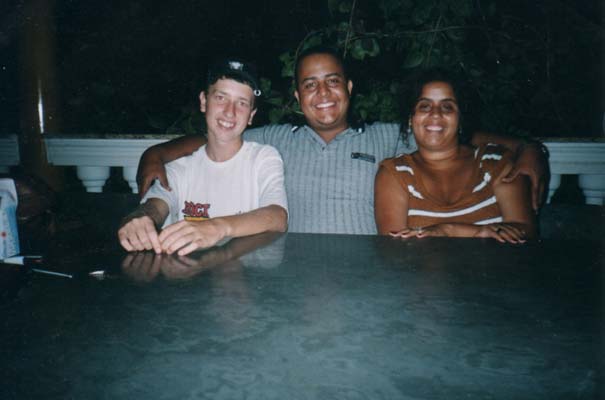 Irmãos: Guilherme (irmão mais velho) e Eduardo (irmão do meio) com Roberta, na chácara do pai em Trindade-GO, 2007.