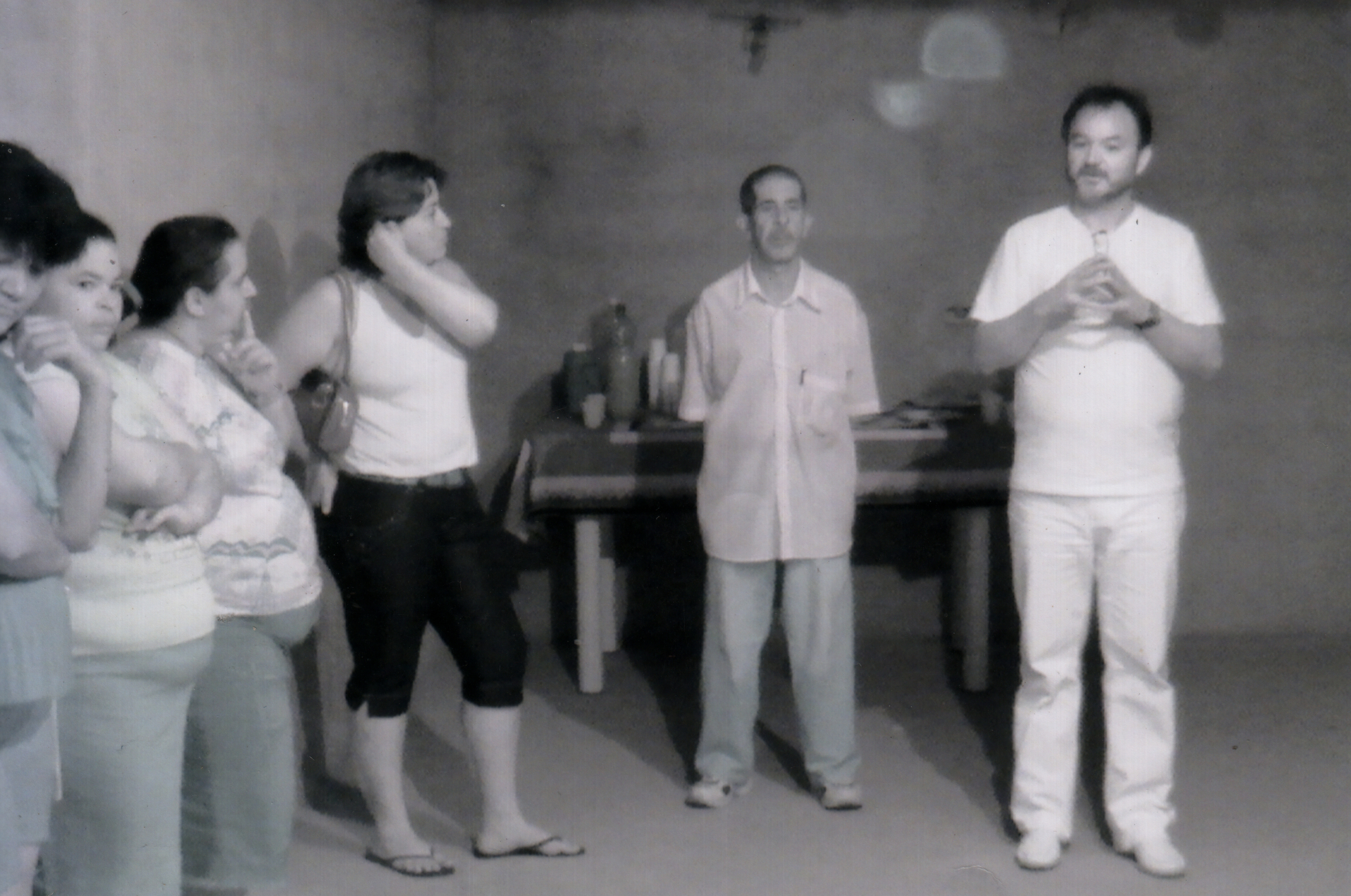 Vânia com moradores em reunião da Associação de Moradores do Jd. Oratório, feita na casa de Aparecida, moradora do bairro. À direita, Moacir (presidente da associação Amigos do Jd. Oratório) e Dr. Cincinato (médico e vereador).