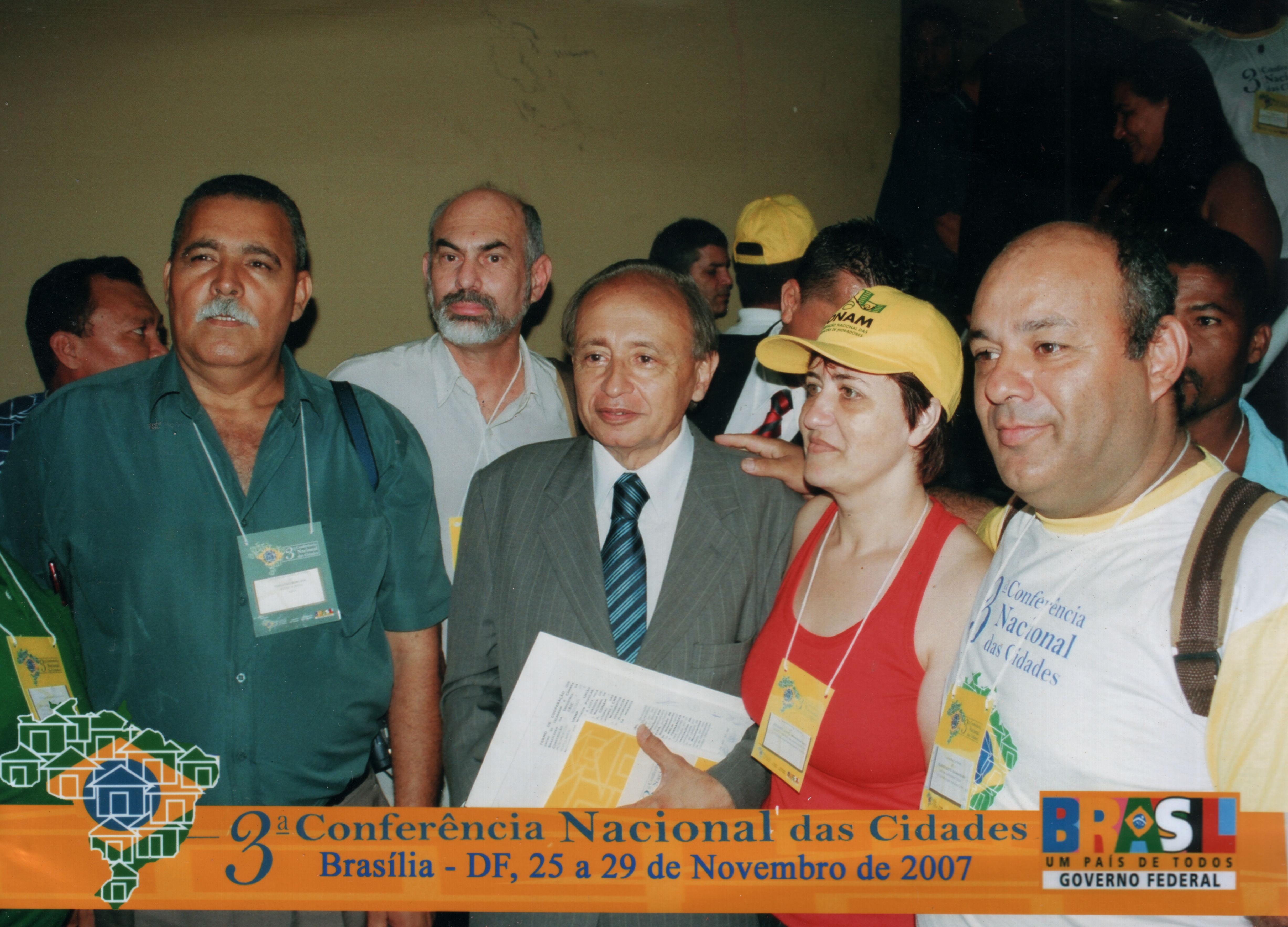 Foto feita na 3a Conferência Nacional das Cidades. Da esq. para a dir.: Jovenildo (ADHAB/Prefeitura de Mauá), Manuel (idem), o ministro Márcio fortes, Vânia e Lourival (sindicato).
