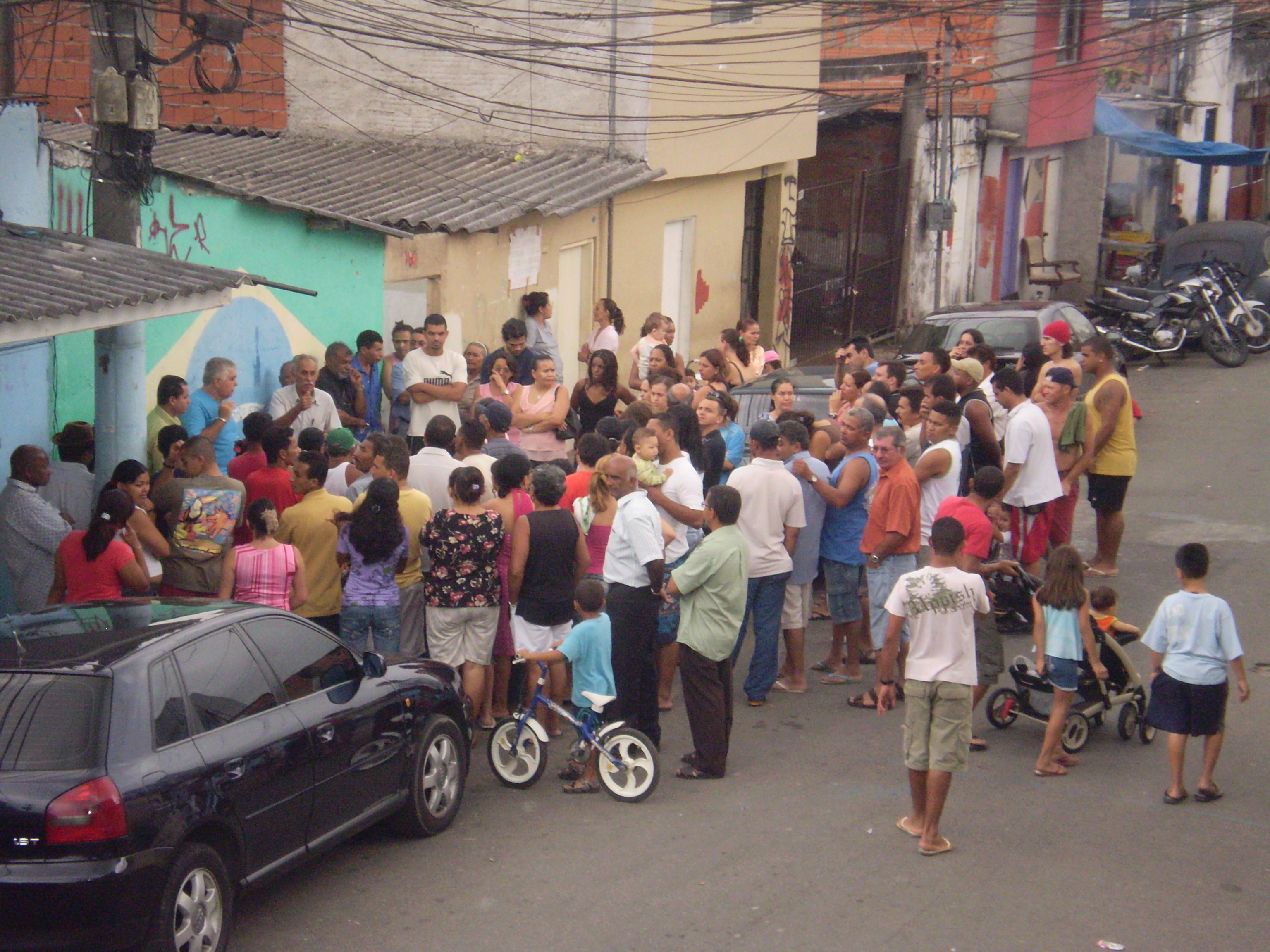 Moradores do Jardim Edite discutem os rumos do movimento. No centro, encontra-se Gerôncio.