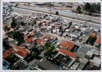 Casas da favela do Jardim Edite na Avenida Jornalista Roberto Marinho.