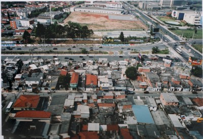 Casas da favela do Jardim Edite na Avenida Jornalista Roberto Marinho. No canto superior direito, o complexo de estúdios da Rede Globo de Televisão.