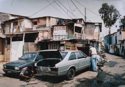 Rua da favela do Jardim Edite onde se encontra uma borracharia.