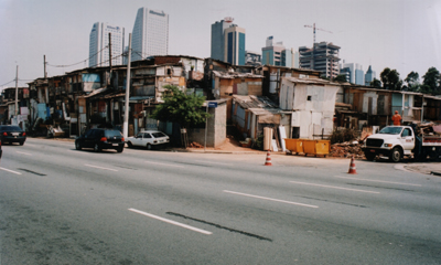 Favela do Jardim Edite vista a partir da Avenida Jornalista Roberto Marinho.