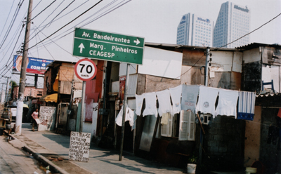 Casas da favela do Jardim Edite. Ao fundo, o Hotel Hilton.