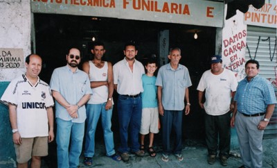 Moradores do Jardim Edite. Na foto está o filho de Gerôncio, o diretor da Bayard, três moradores, Gerôncio e mais dois moradores.