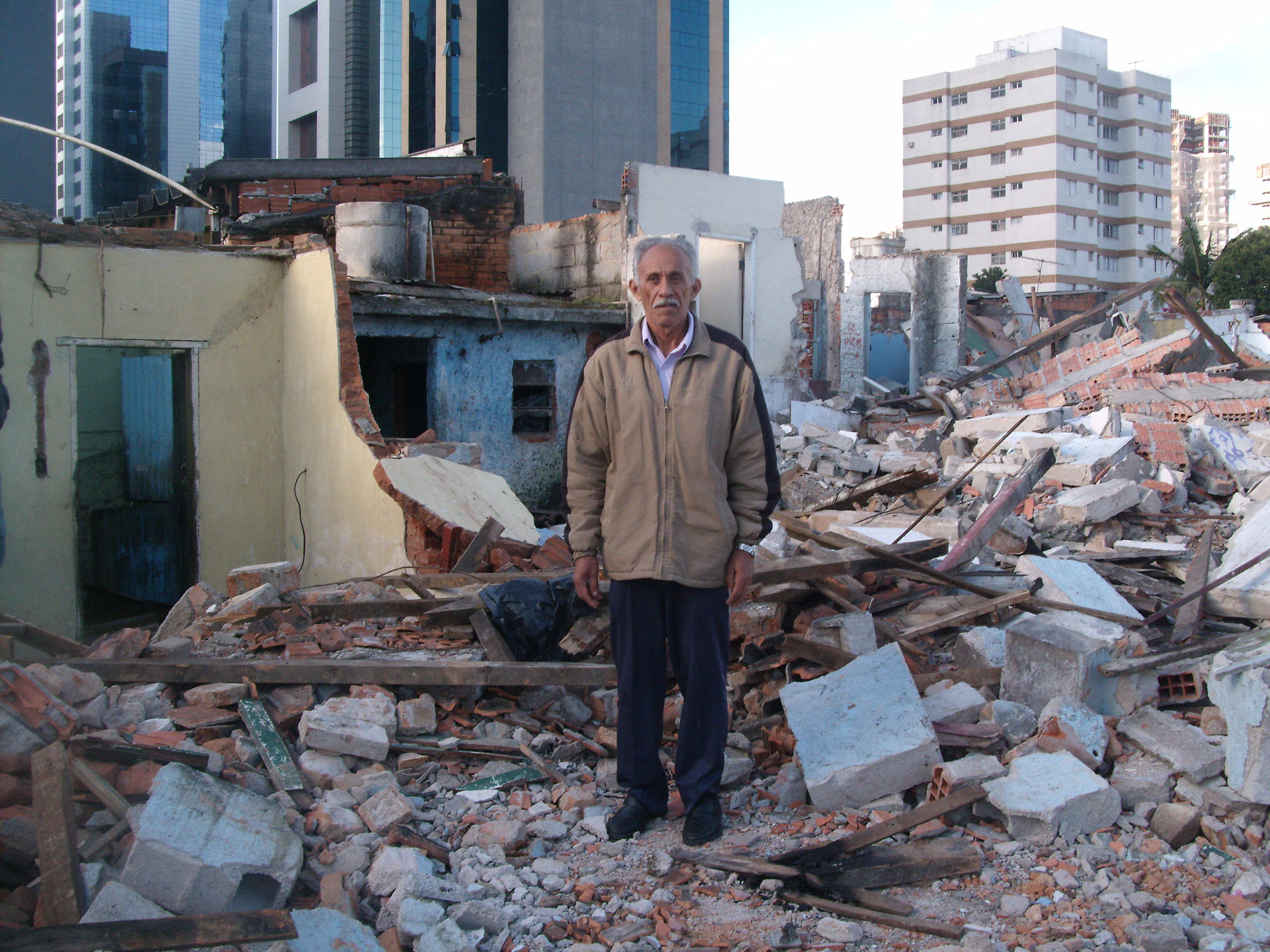 Gerôncio sobre os destroços da demolição do Jardim Edite.