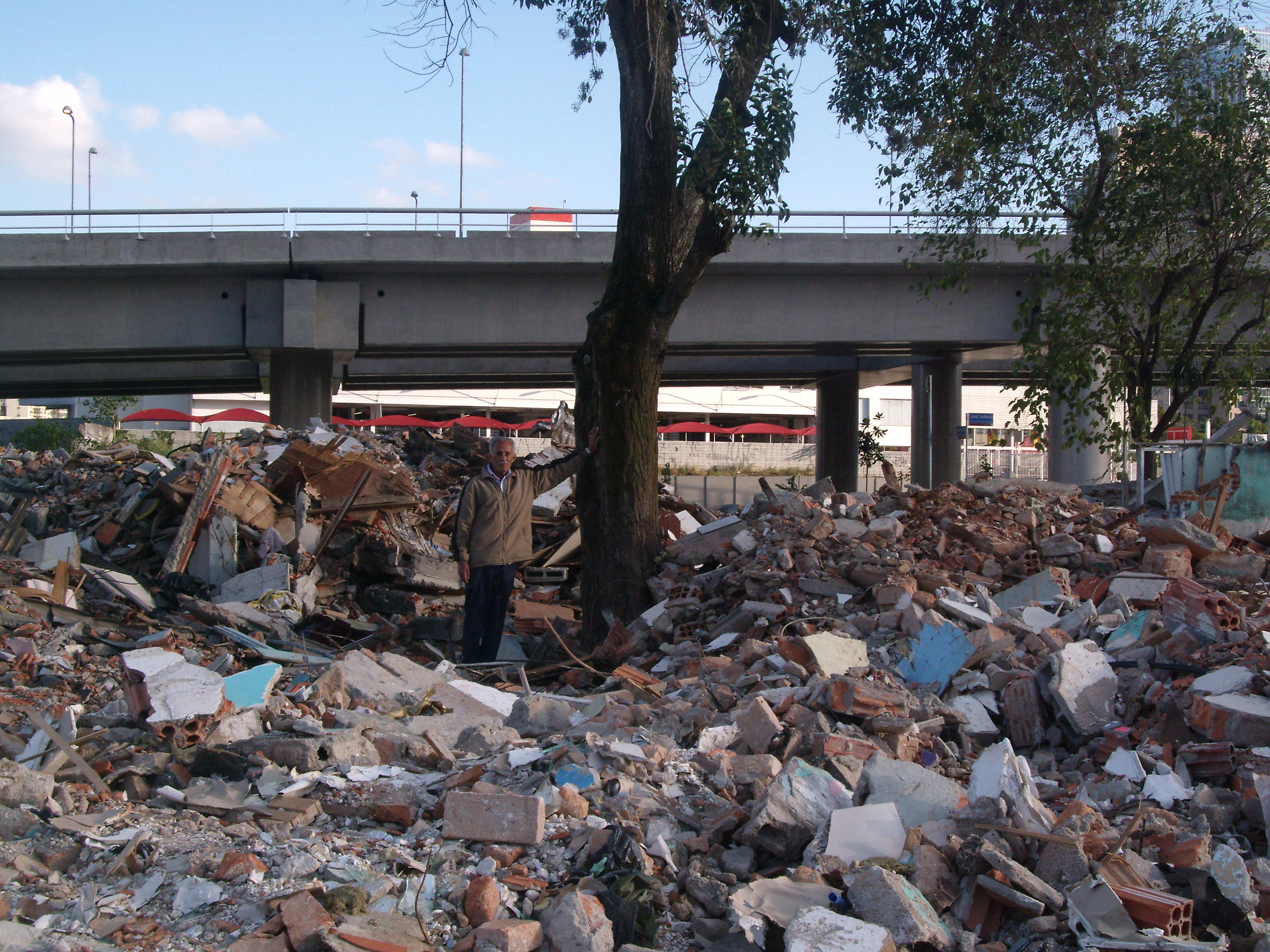 Gerôncio sobre os destroços da demolição do Jardim Edite.
