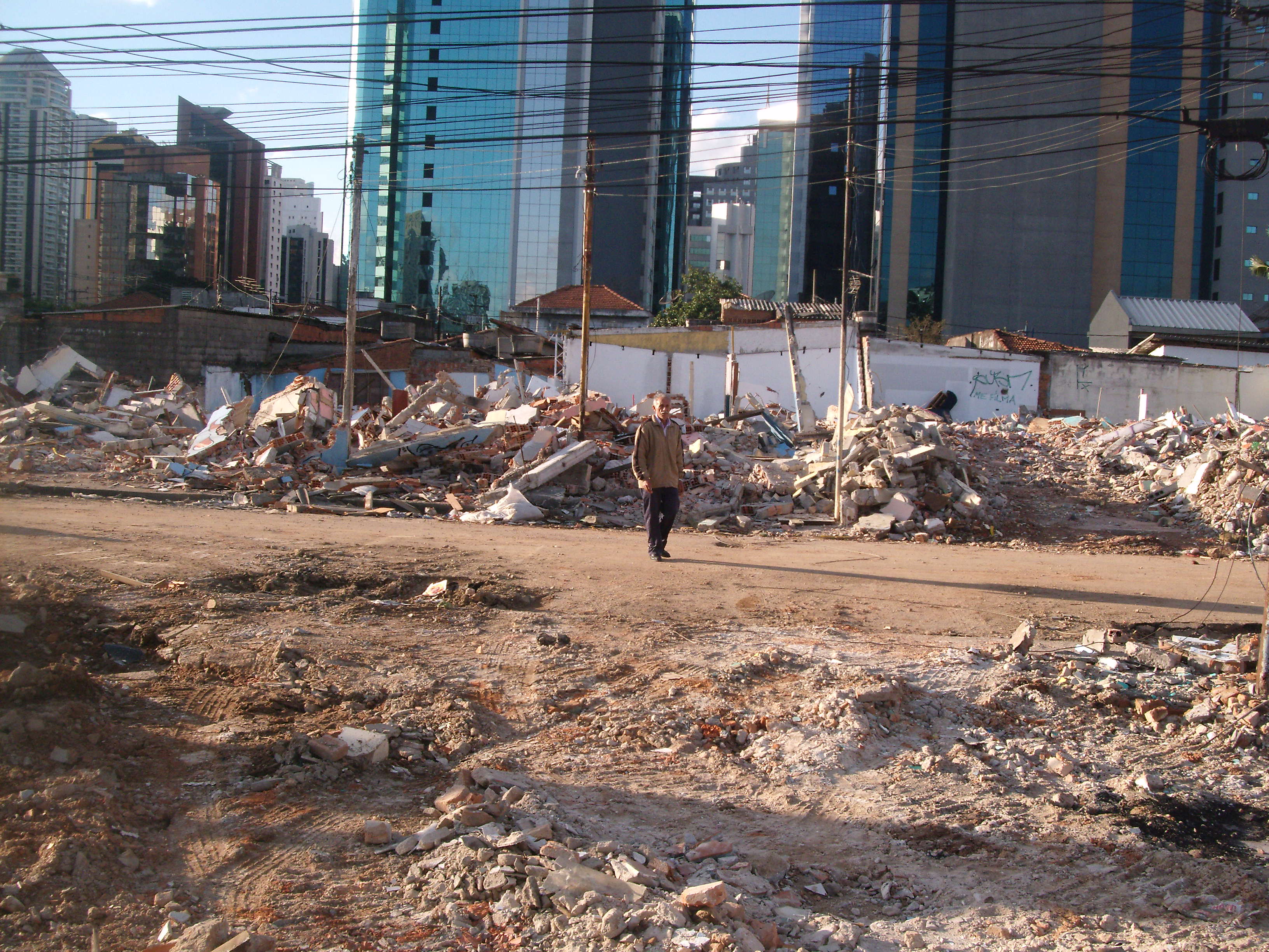 Gerôncio caminhando entre os destroços da demolição do Jardim Edite.