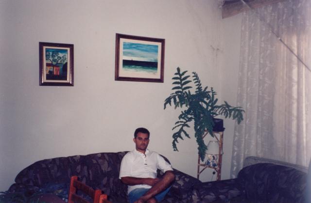 José no seu apartamento em São Paulo, na 9 de Julho - morava com Márcio. Os quadros na parede são pintados por José.