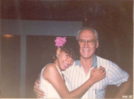 Clarissa e seu avô Euclides sorriem para a foto no Réveillon.