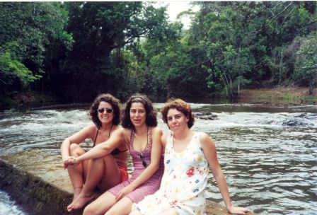 Clarissa repousa em uma cachoeira em Itacaré, na Bahia, junto às amigas Adriana (à dir.) e Simone (à esq.)