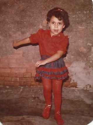 No registro de Cíntia ainda criança, a fotografia desperta uma memória cheia de graça. Ela contou que aprontava bastante e que, certa vez, viveu um episódio curioso. Com apenas três anos, decidiu que seu nome seria Débora. Lembrava-se bem: o pai perguntava “Como você chama?” e ela respondia com firmeza: “Débora”. Ele insistia: “Não, você é Cíntia”. Mas a pequena repetia convicta: “Eu me chamo Débora”. A teimosia infantil acabou rendendo uma bronca, e depois disso ela voltou a se apresentar como Cíntia.