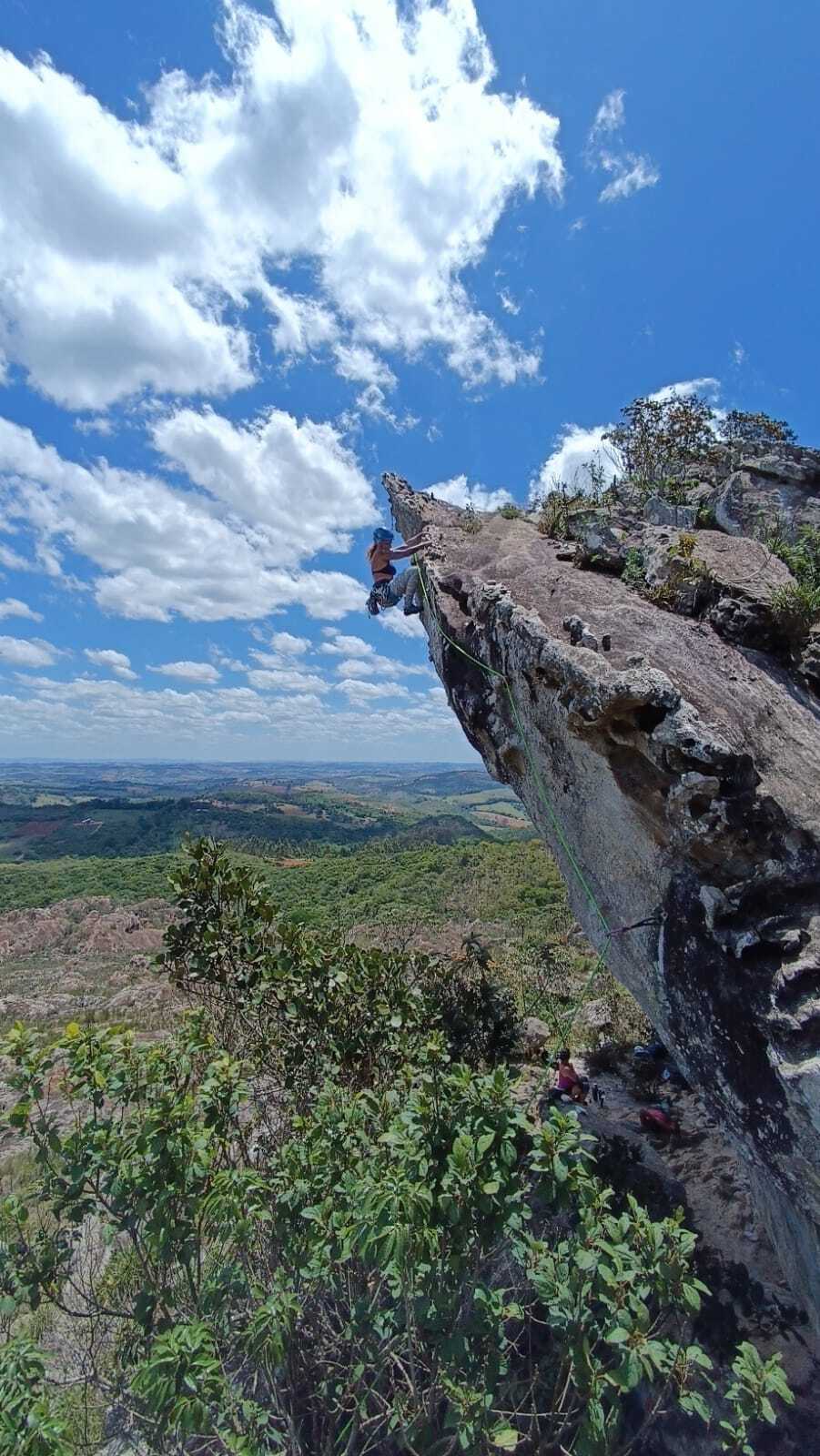 Cíntia em escalada, em São João Del Rei, em novembro de 2025. Escalar, para Cíntia, é viver intensamente, como quem corre perigo para lembrar que quer continuar vivendo. É justamente no risco que encontra libertação, cada procedimento de segurança, cada passo na rocha, reforça o valor da vida.