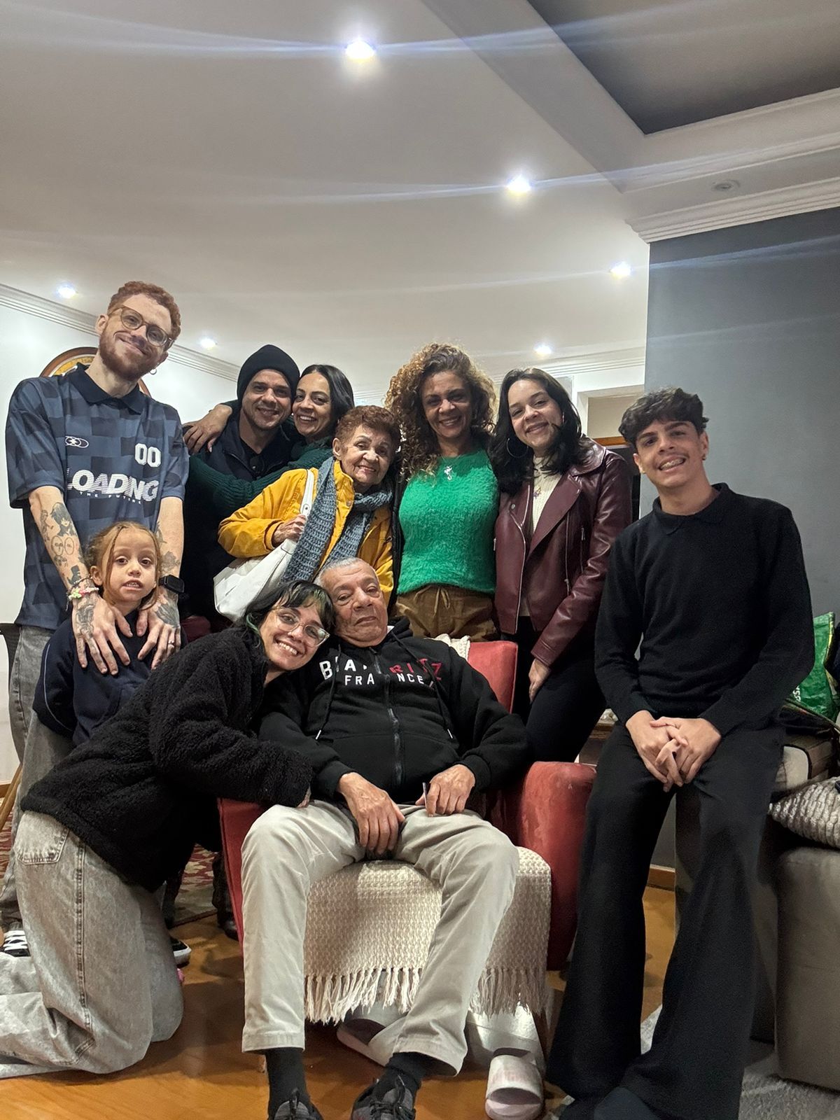 Na imagem, Cíntia aparece rodeada por aqueles que moldam sua história: os pais, Nicanor e Avani; a irmã, Ana Paula, com os filhos; a filha, Nayara; a neta, Maria Luiza; e o genro. É mais do que uma reunião em família, é um retrato de gerações, de vínculos que se entrelaçam e se fortalecem. Cada rosto carrega memórias e afetos, compondo um quadro de pertencimento e continuidade.