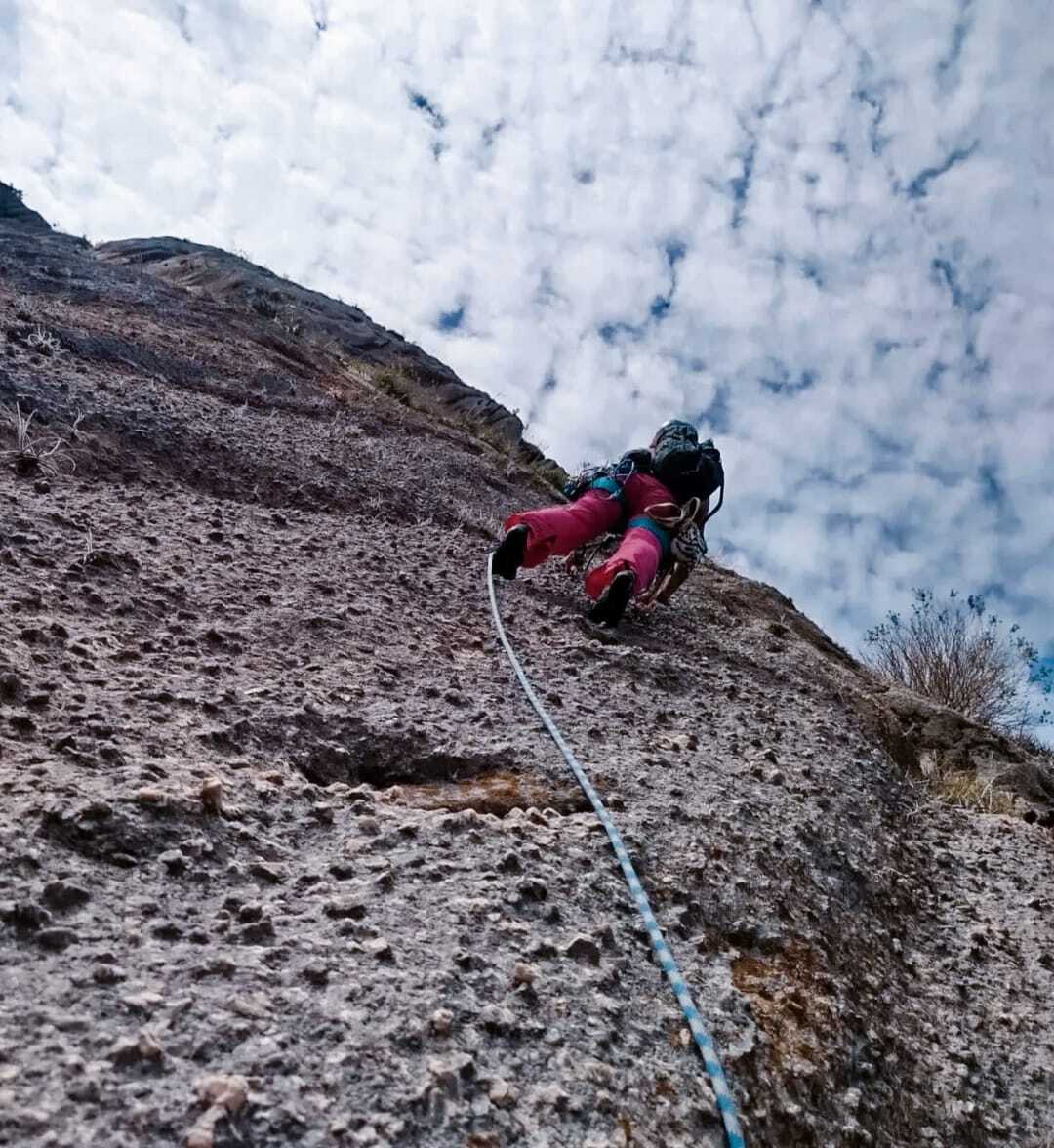 Na foto, Cíntia aparece escalando no Nordeste em abril de 2025, registro de uma viagem que marcou sua trajetória. Depois de começar a escalar com amigas, decidiu enfrentar as montanhas de quatro estados: Paraíba, Pernambuco, Ceará e Rio Grande do Norte, sem guia, de forma independente. A imagem traduz essa aventura: mais que escalada, uma jornada de amizade, coragem e liberdade.
