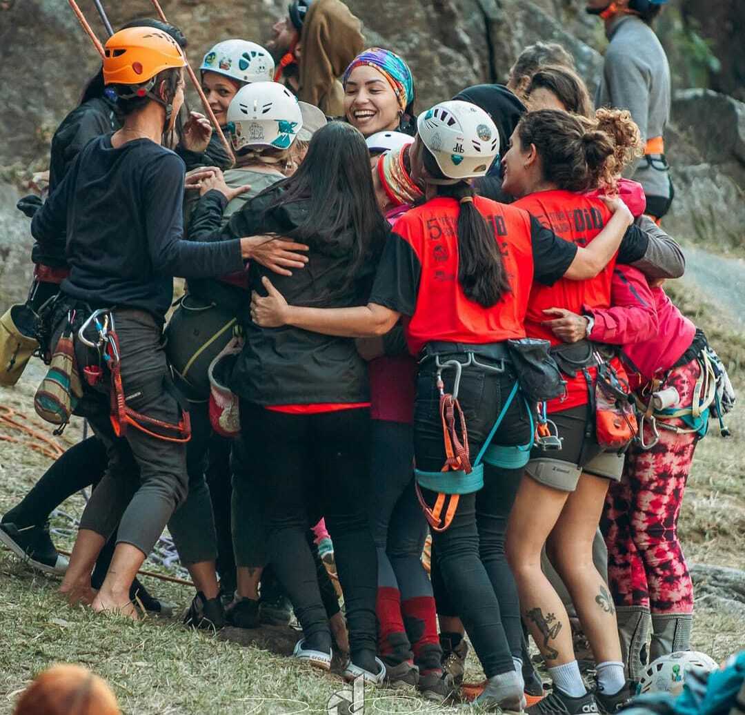 Na foto, o coletivo de mulheres escaladoras da Pedreira do Dib - as “DIBelas” - que aparecem abraçadas em maio de 2025, celebrando um momento de highline. A imagem traduz a força dessa união: Cíntia, apaixonada por escalar montanhas, encontrou nas amigas a parceria para perseguir um sonho comum: conquistar as “50 vias clássicas do Brasil”. Mais do que desafio esportivo, o grupo simboliza coragem, amizade e a potência feminina que transforma cada via em uma conquista compartilhada.