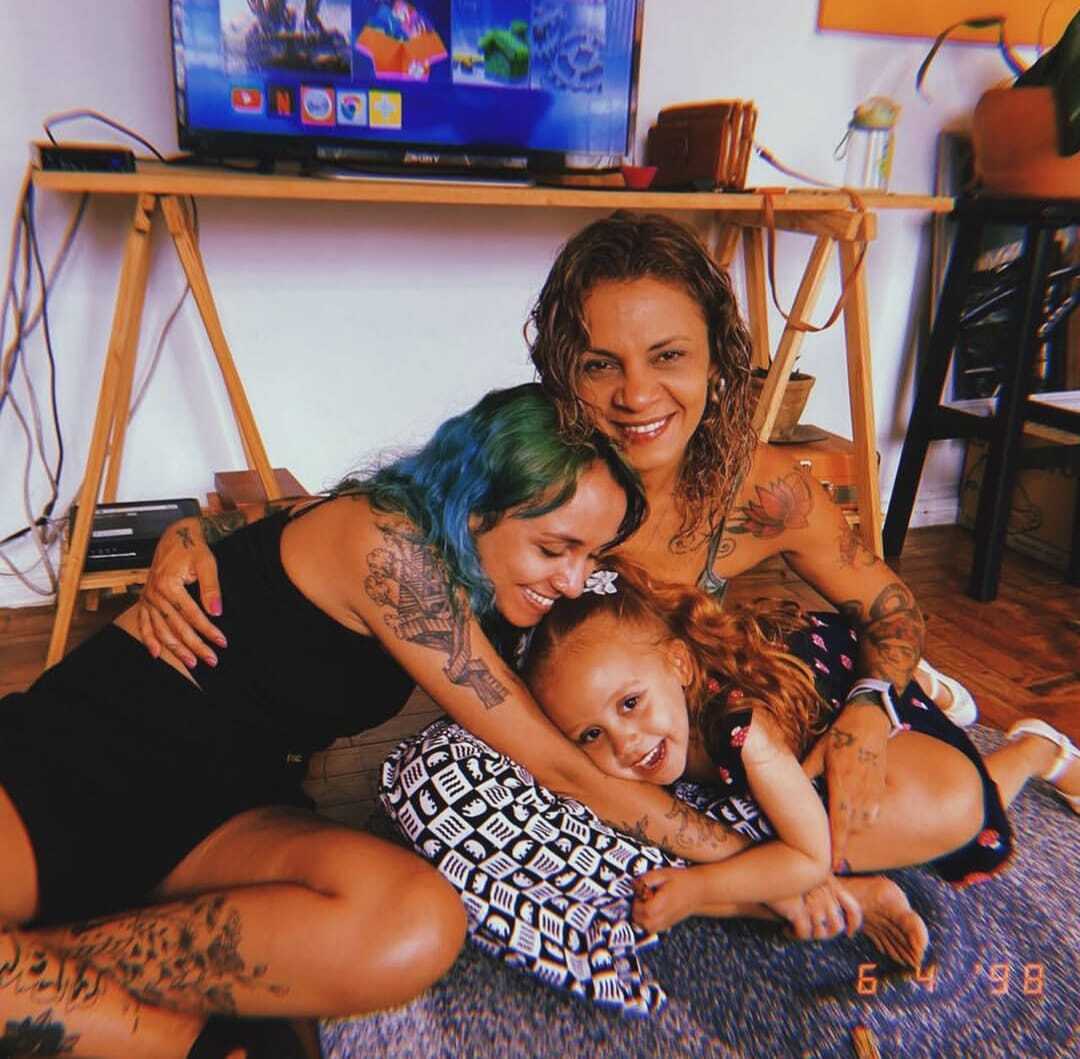 Na foto de aniversário de abril de 2023, Cíntia aparece ao lado da filha, Naiara, e da neta, Maria Luiza. Mais do que um registro de celebração, a imagem revela a cumplicidade entre avó e neta. Maria é sua parceira de brincadeiras, a melhor amiga que rola no chão e compartilha risadas. Ruiva de cabelos laranja, herdados do pai, Maria Luiza é descrita por Cíntia como perfeita, uma presença luminosa que transforma cada momento em afeto e alegria.